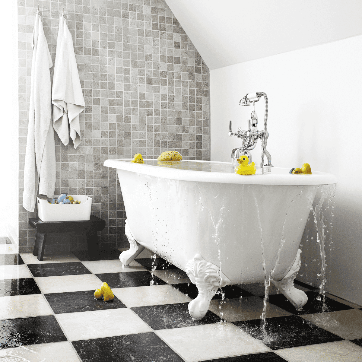 Bath overflow floor flooded (1200 × 1200 px)